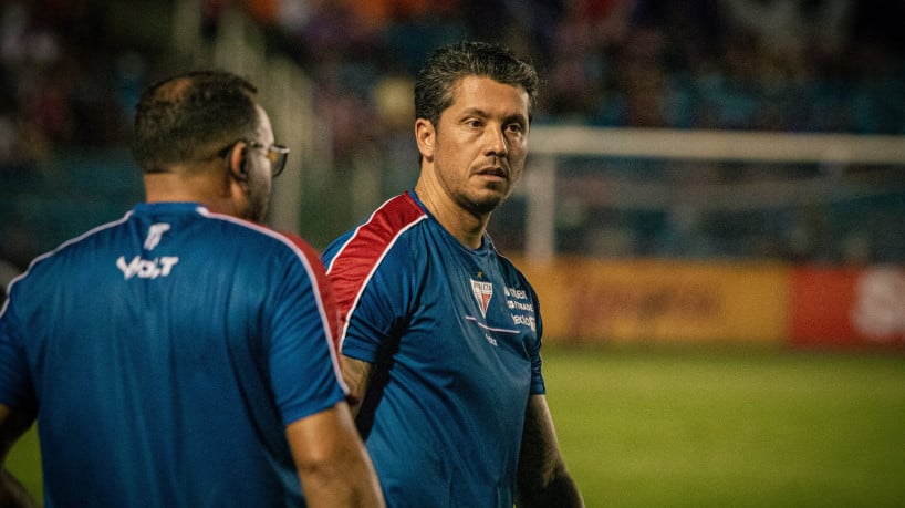Técnico Thiago Carpini no jogo Fortaleza x Floresta, no PV, pelo Campeonato Cearense 2026 