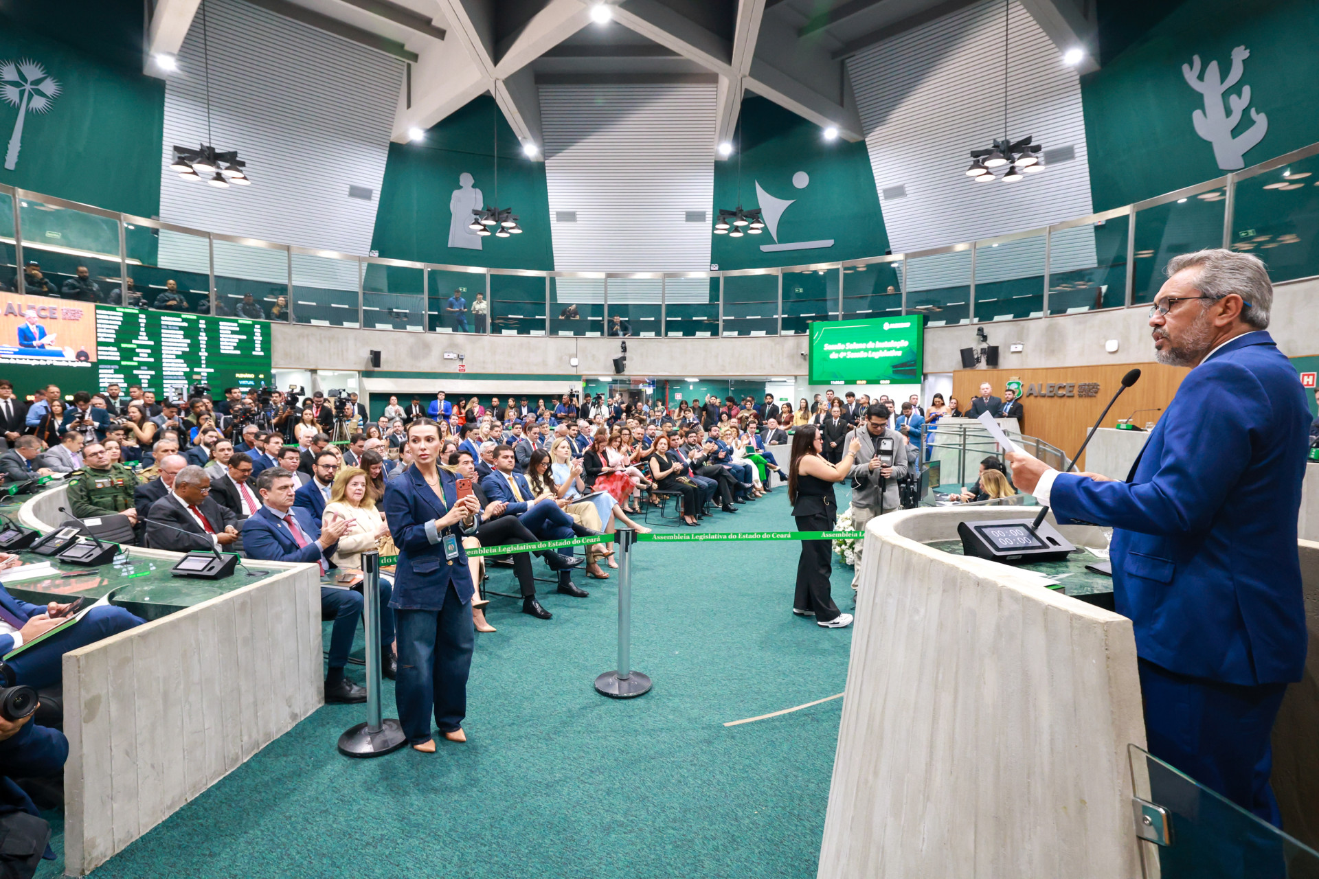 Governador Elmano discursa na Assembleia (Foto: Junior Pio/Assembleia Legislativa do Cear&aacute;)