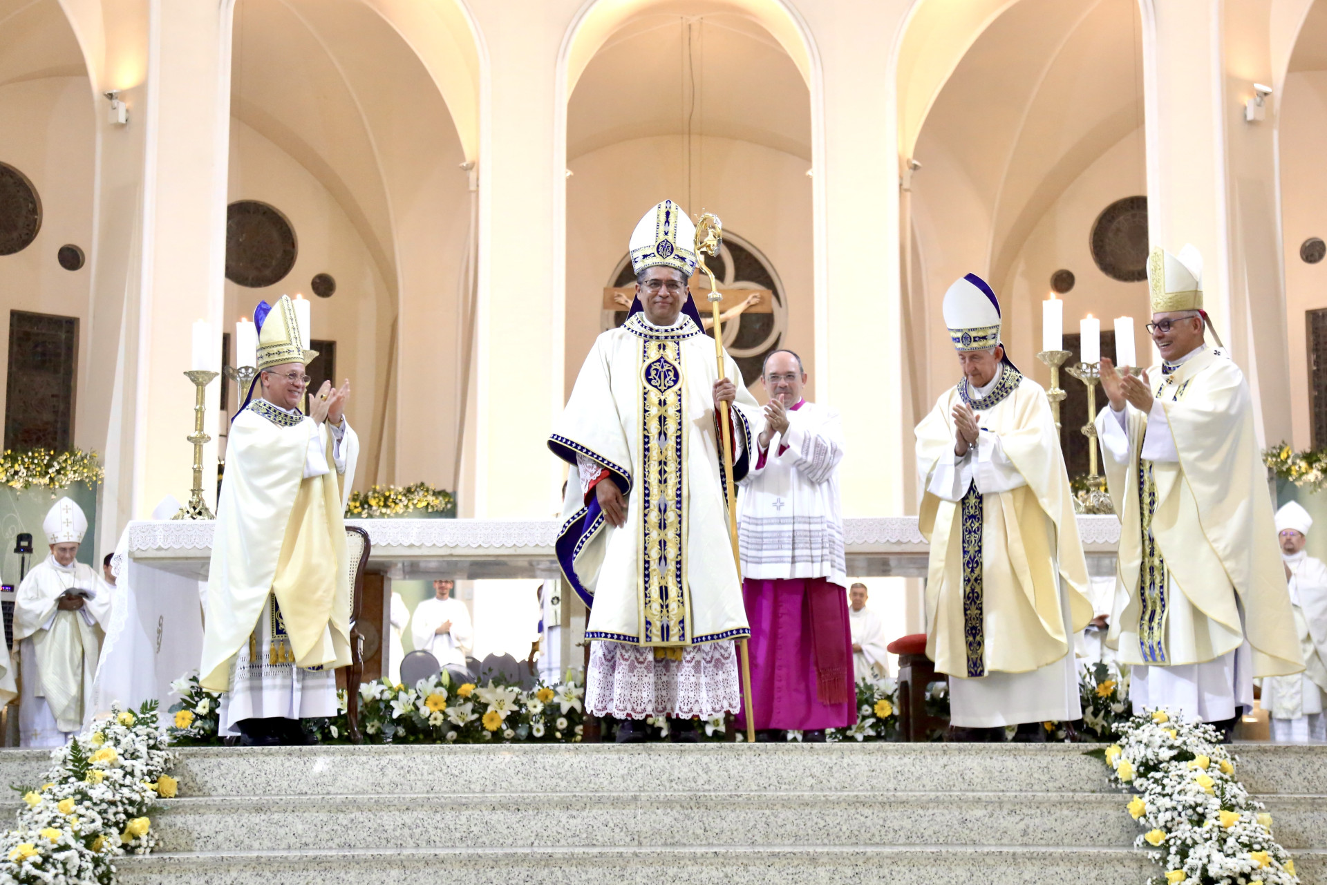 ￼ORDENAÇÃO episcopal do monsenhor Antonio Carlos do Nascimento foi realizada ontem  (Foto: João Filho Tavares)