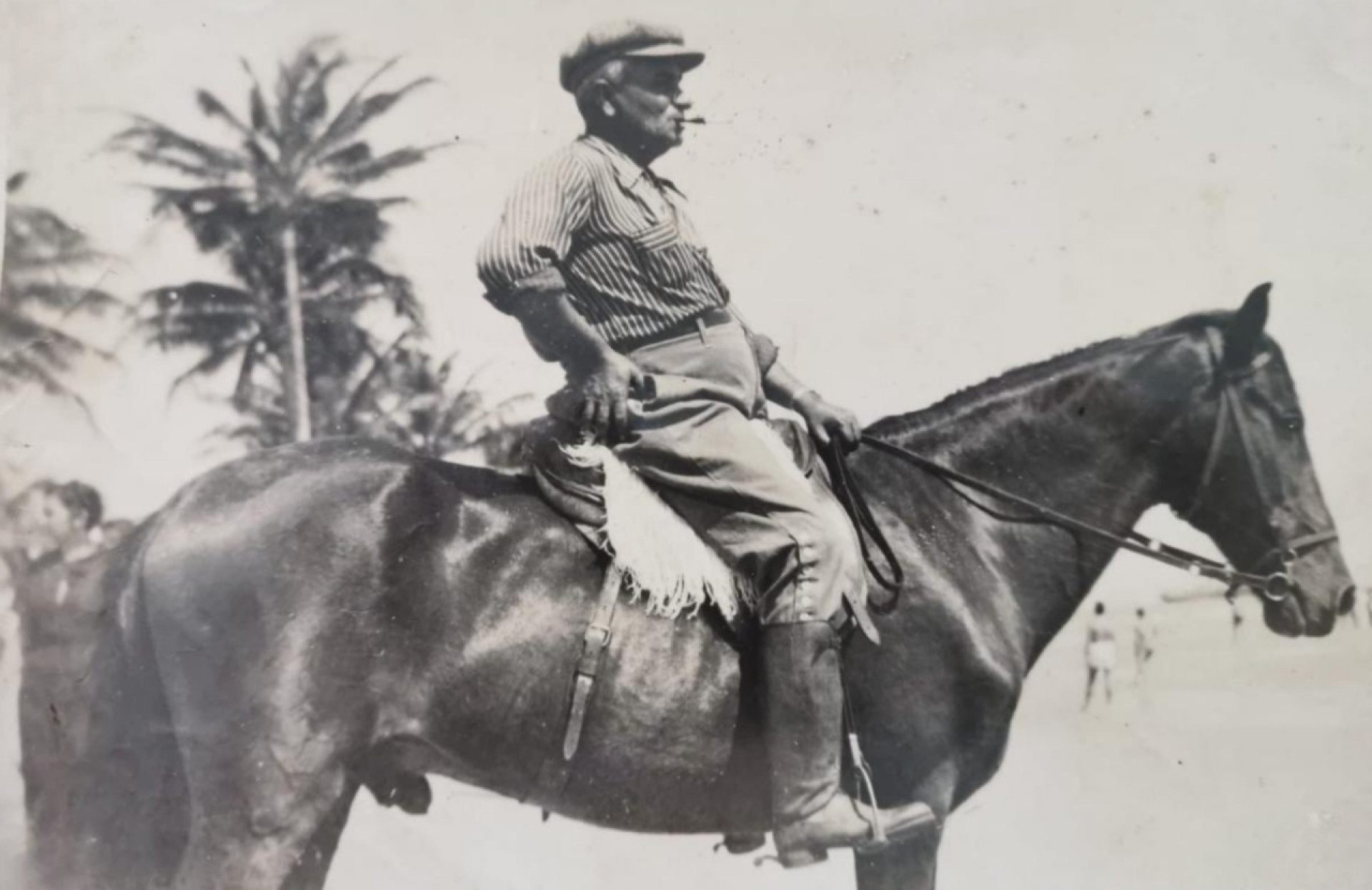 Dion&iacute;sio Torres montado a cavalo na Praia