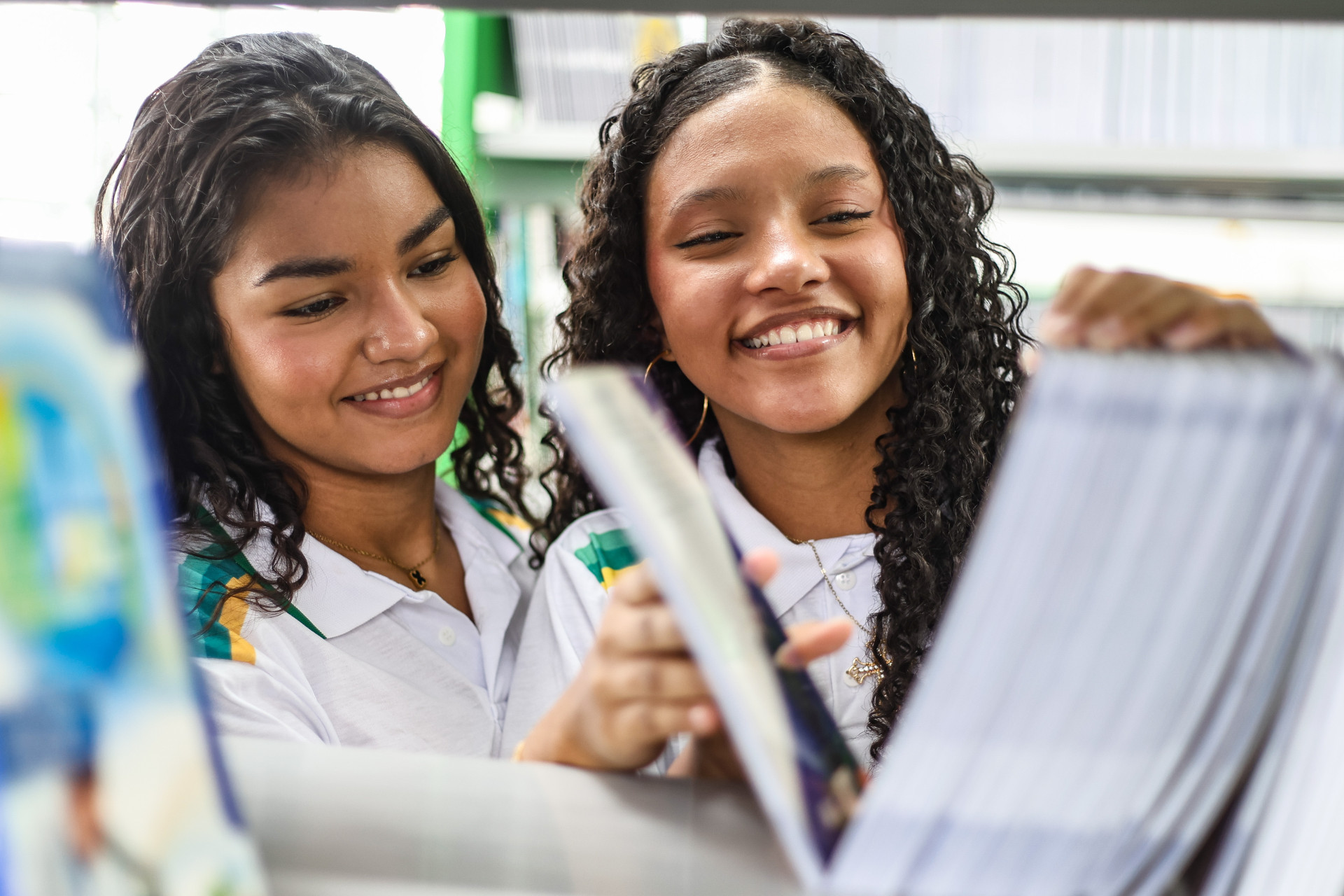 Estudantes Larissa Vit&oacute;ria, 15, e Ana Clara ,16, visitam os novos espa&ccedil;os da Escola Estadual de Ensino M&eacute;dio em Tempo Integral (EEMTI) Paulo Ayrton
