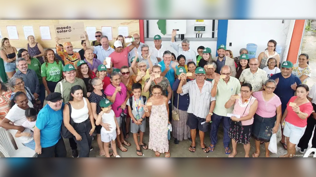 Moradores do Conjunto Palmeiras ganham crédito em moeda solar por comprar energia de usina solar local