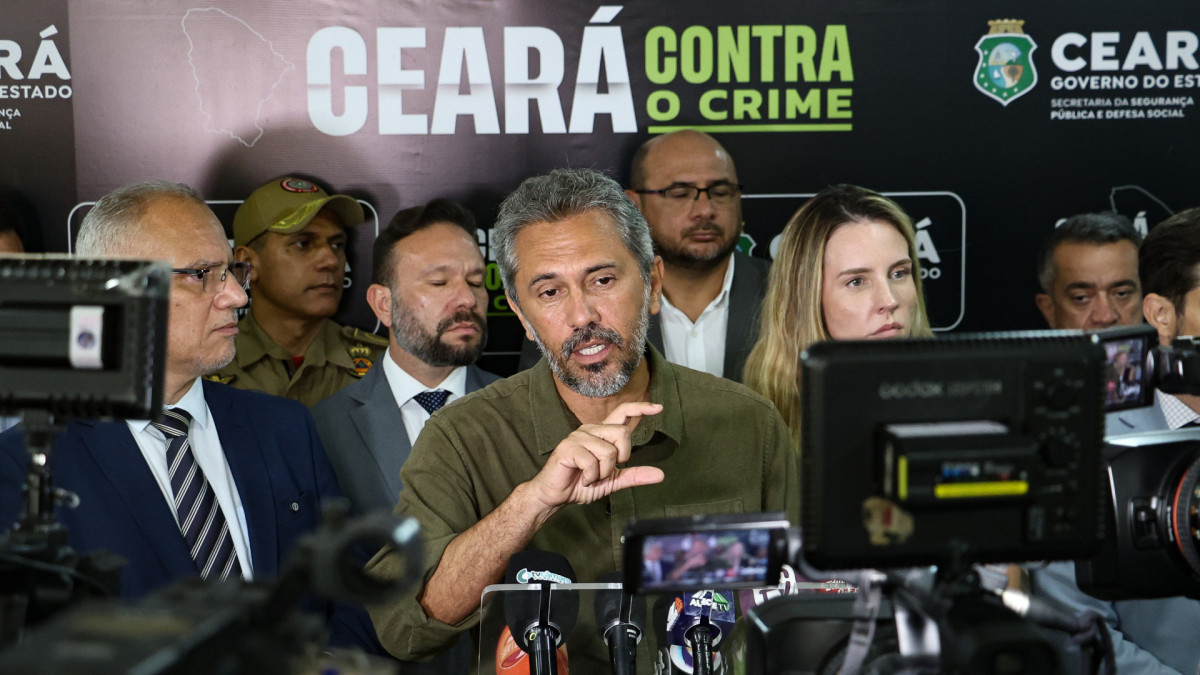 Governo do Cear&aacute; entrega premia&ccedil;&atilde;o do sistema de Metas Integradas da Seguran&ccedil;a P&uacute;blica e mais viaturas com blindagem &agrave; PMCE