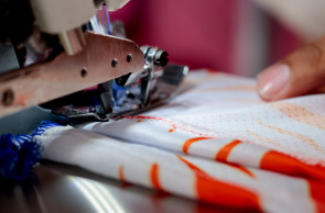 FORTALEZA, CEARÁ, BRASIL, 03-01-2026: Paulo Neto, costureiro e criador de peças carnavalescas. Já atuou na criação de figurinos para o Carnaval e, atualmente, trabalha com a produção de abadás para eventos no Genibaú. (Foto Samuel Setubal /O Povo)