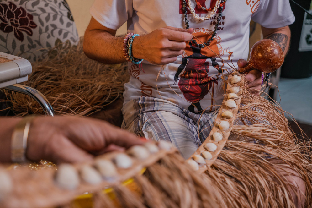 FORTALEZA, CEAR&Aacute;, BRASIL, 03-02-2026: A prepara&ccedil;&atilde;o para o per&iacute;odo de carnaval. O Barrac&atilde;o Maracatu Solar se prepara com ensaios e produ&ccedil;&atilde;o de roupas para os desfiles.  Na foto, alunos do Maracatu Solar se desdobram entre ensaios com instrumentos e na confec&ccedil;&atilde;o de adere&ccedil;os. (Foto: Fernanda Barros/ O Povo)