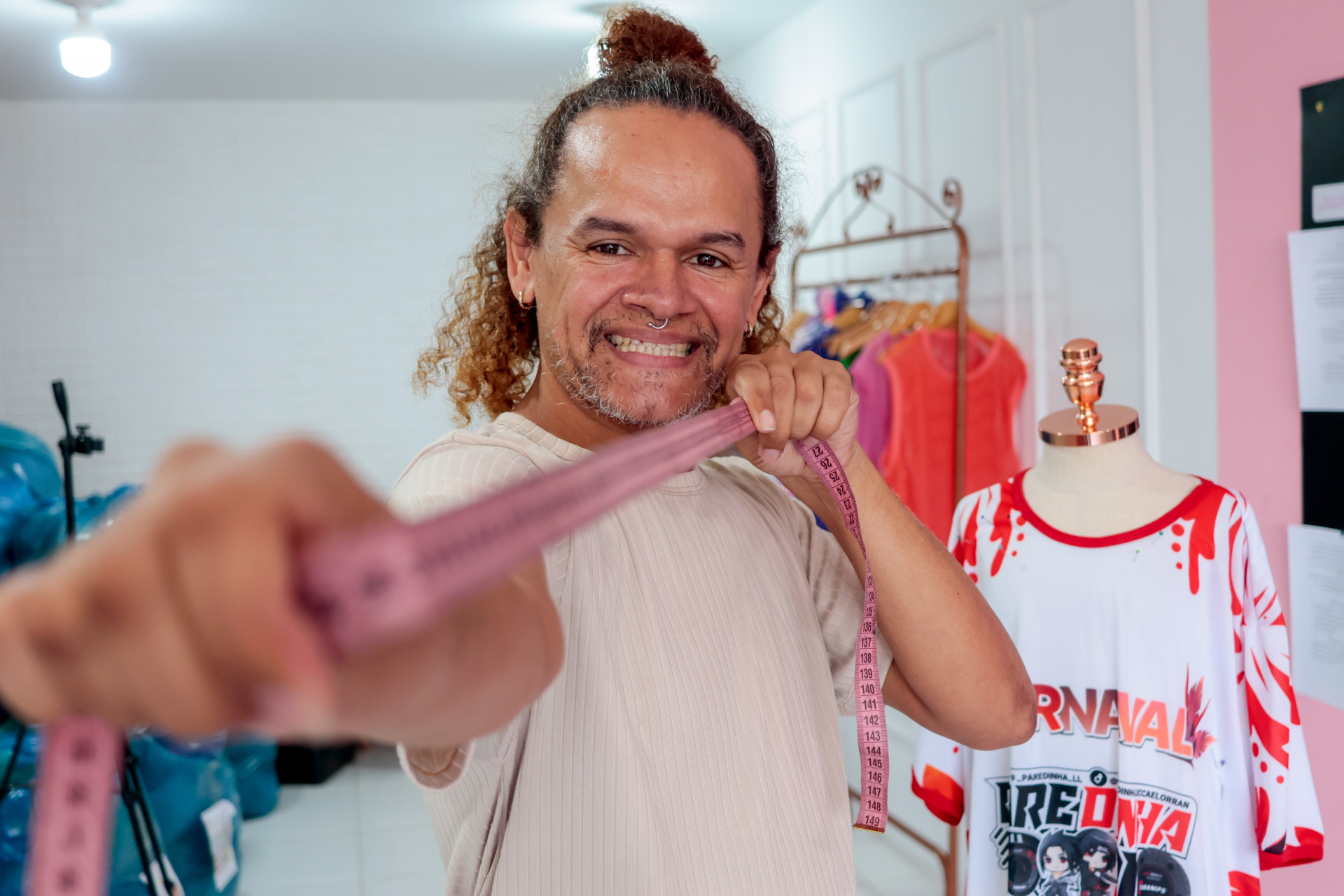 ￼PAULO Neto, costureiro e criador de peças carnavalescas (Foto: Samuel Setubal)