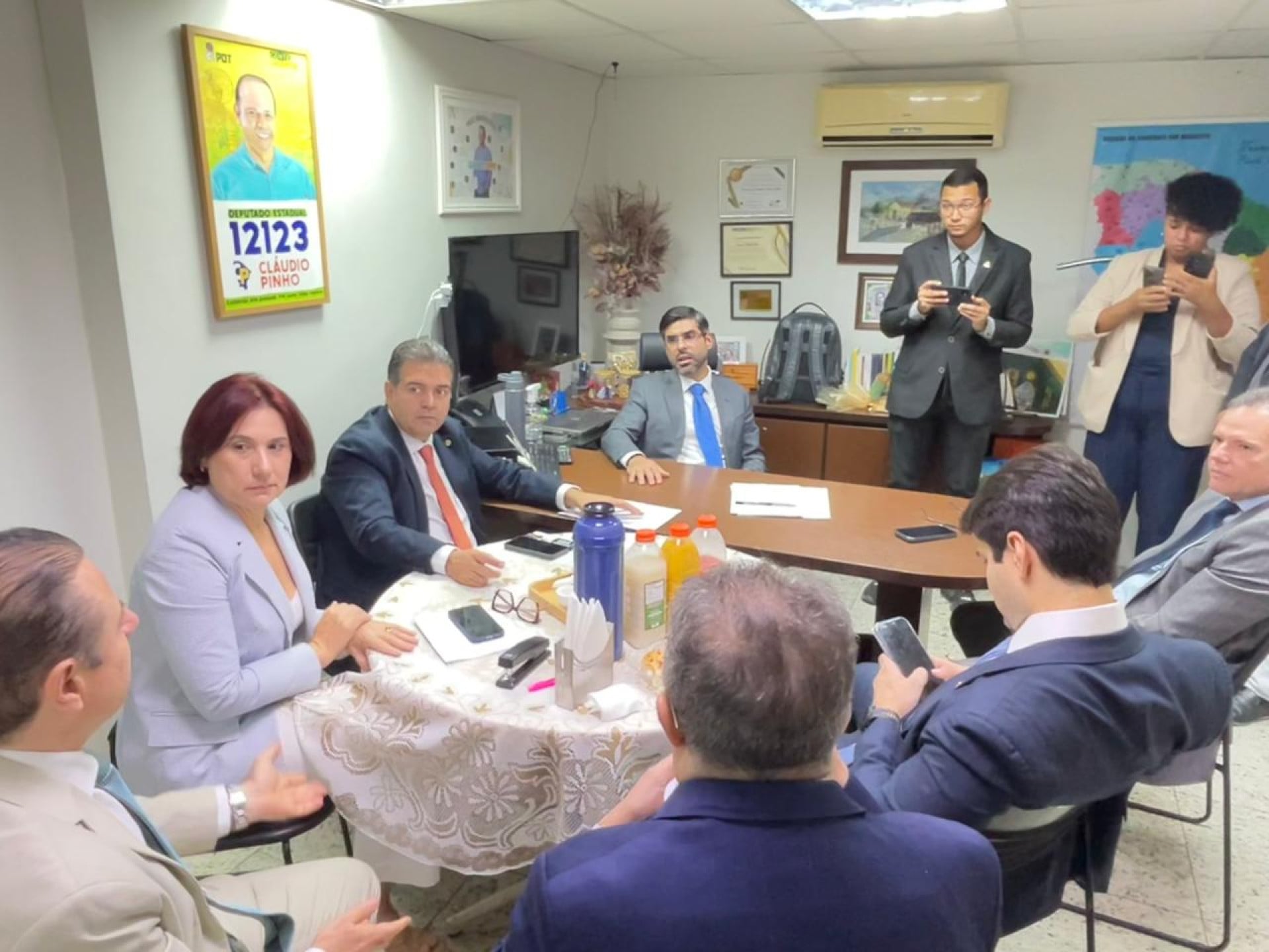 Café da oposição aconteceu no gabinete do deputado estadual Cláudio Pinho (PDT) (Foto: Marcelo Bloc/O POVO)