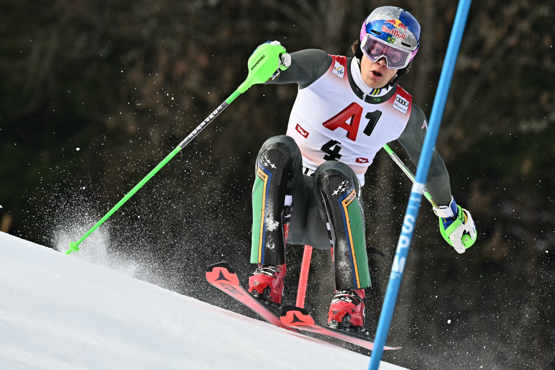 O brasileiro Lucas Braathen compete na prova de slalom masculino da Copa do Mundo de Esqui Alpino da FIS em Kitzbühel, Áustria, em 25 de janeiro de 2026 (Foto: Joe Klamar / AFP)