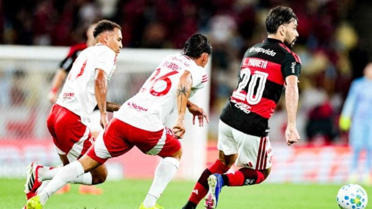Camisa 20 faz primeira partida como titular, mas falha em gol do Colorado; de Arrascaeta, de pênalti, garante o empate pelo Brasileirão