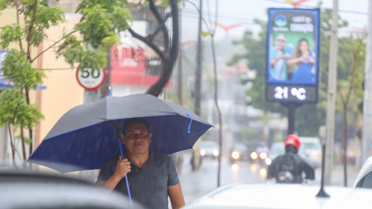 Entenda a ci&ecirc;ncia por tr&aacute;s do som dos trov&otilde;es. Saiba como o raio aquece o ar e causa o estrondo, e a diferen&ccedil;a entre trov&atilde;o, rel&acirc;mpago e raio