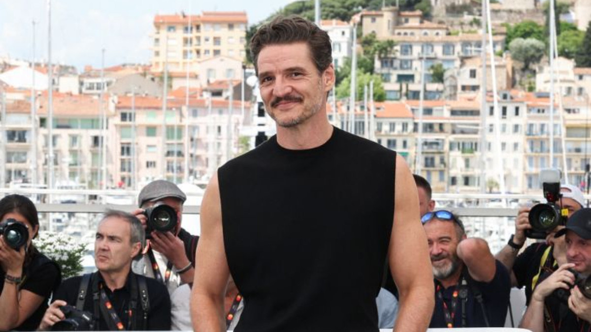 Ator chileno Pedro Pascal foi escalado ap&oacute;s Joaquin Phoenix desistir do projeto a cinco dias das grava&ccedil;&otilde;es. Romance ainda n&atilde;o tem previs&atilde;o de estreia.