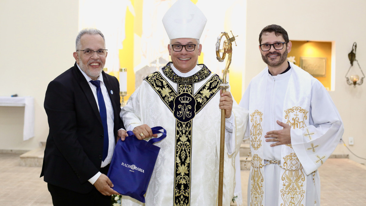 Chegada da Rádio Maria foi celebrada nesta quarta-feira, 4, em Fortaleza. Na imagem, o diretor-presidente da Rádio Maria Brasil, Fábio Leão (esq.), o arcebispo, dom Gregório Paixão (centro), e o diretor editorial, padre Warlen Reis