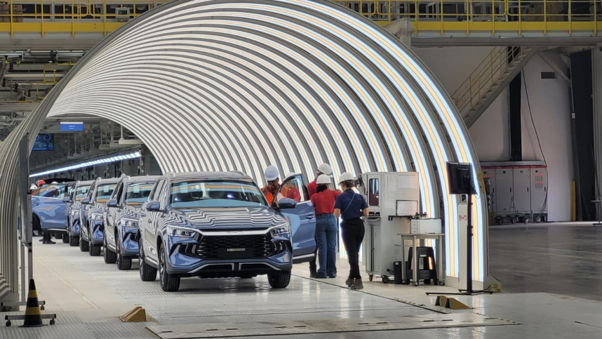 Fábrica da BYD na Bahia entrega mais de 400 veículos por dia, segundo a montadora