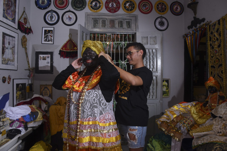 Fortaleza,CE/BR-Costureiras do carnaval-Maracatu Vozes da &Aacute;frica.Na foto, Caio Isidorio da Costa vestindo Jana&iacute;na Costa.
