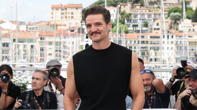 Ator chileno Pedro Pascal foi escalado ap&oacute;s Joaquin Phoenix desistir do projeto a cinco dias das grava&ccedil;&otilde;es. Romance ainda n&atilde;o tem previs&atilde;o de estreia. 