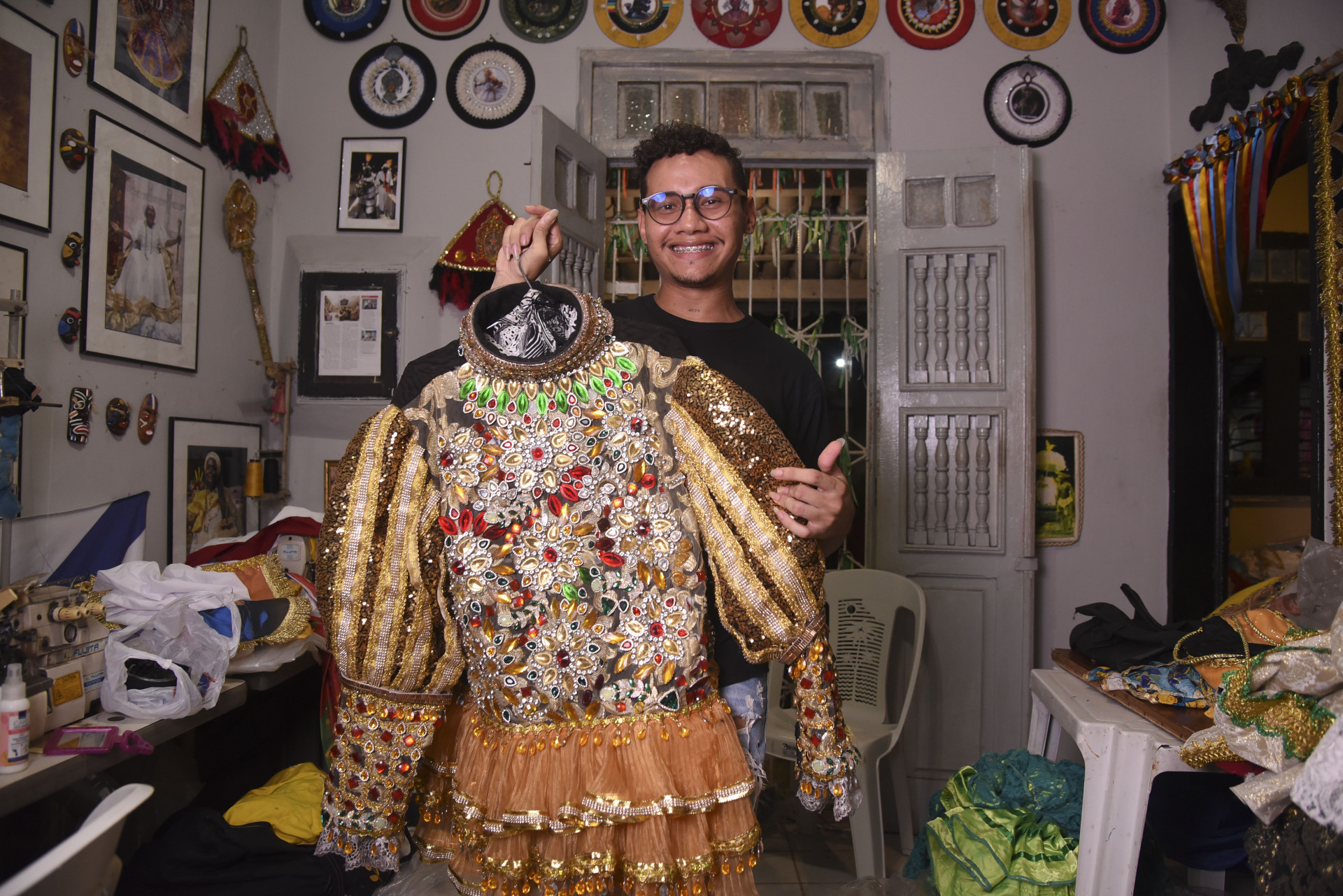Fortaleza,CE/BR-Costureiras do carnaval-Maracatu Vozes da África.Na foto, Caio Isidorio da Costa. (Foto: Nayana Melo/Especial para O Povo)