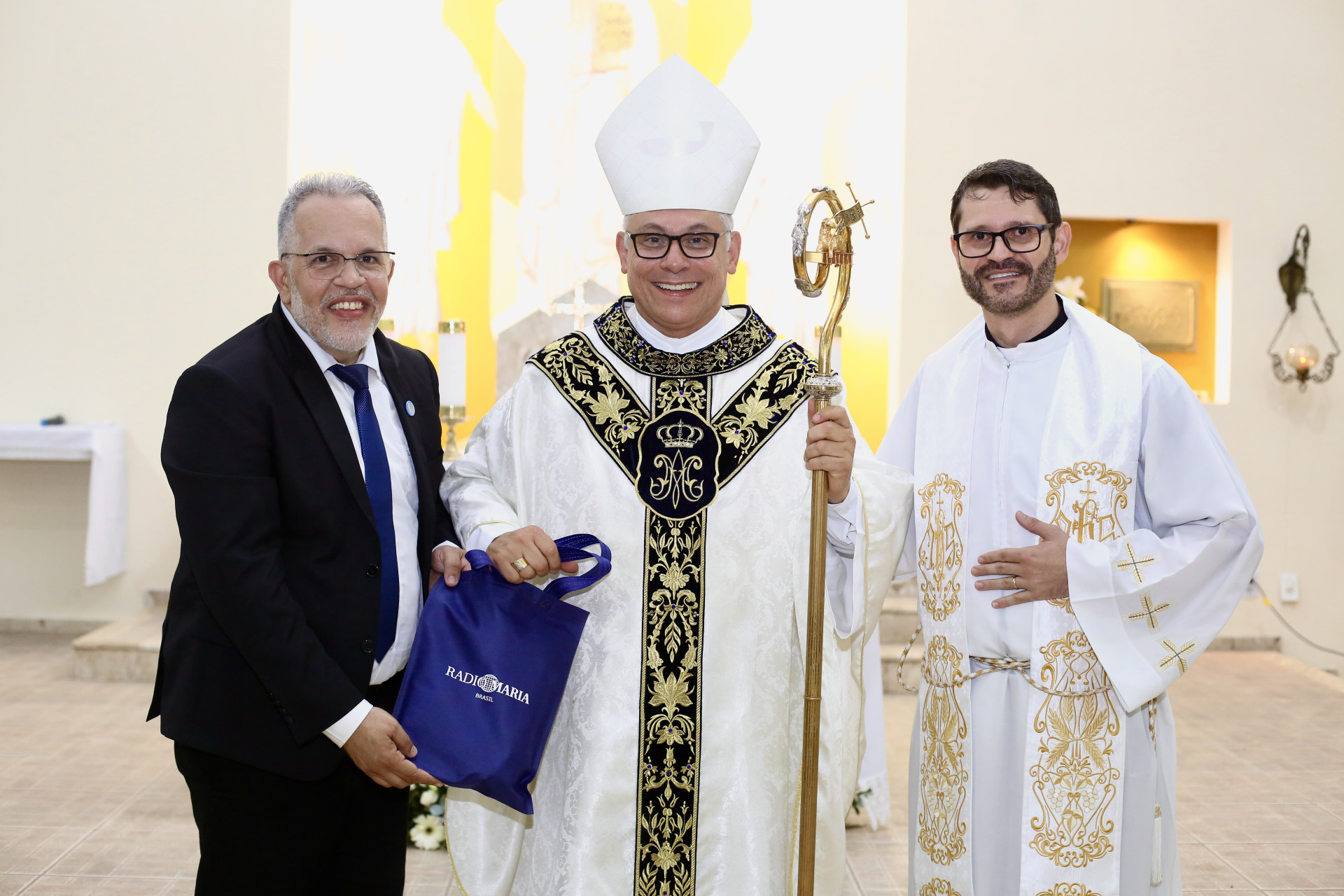￼FÁBIO Leão (esquerda), o arcebispo, dom Gregório Paixão (centro), e padre Warlen Reis (Foto: João Filho Tavares)