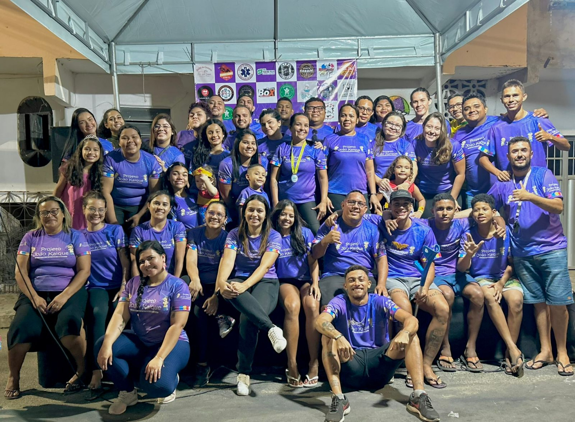 Gabriel Lima virou volunt&aacute;rio para proporcionar alegria e brincadeira para crian&ccedil;as da comunidade