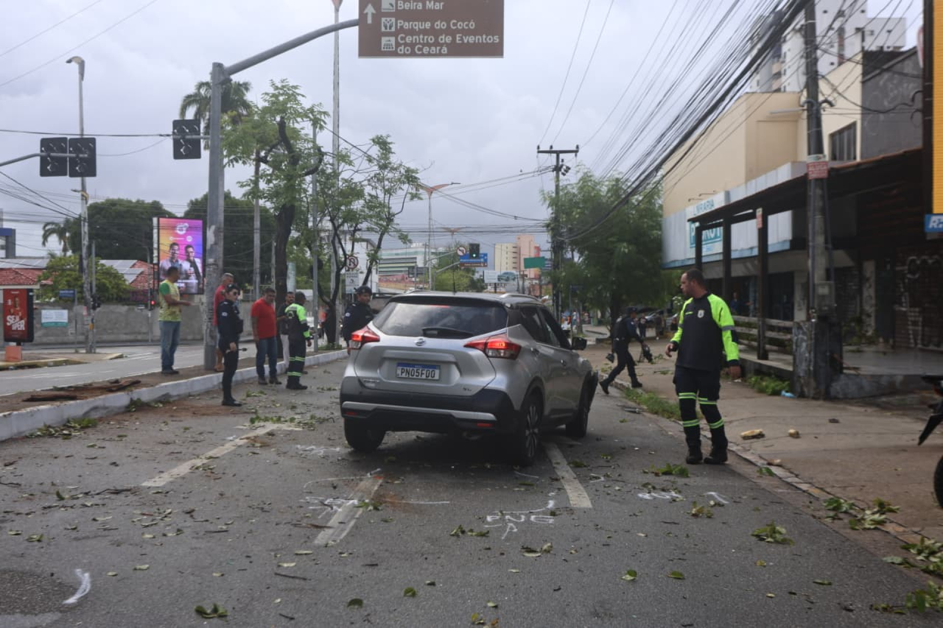 Acidente de trânsito envolvendo dois automóveis, duas motociclistas e um ônibus aconteceu na avenida 13 de Maio na manhã desta quarta-feira, 4    