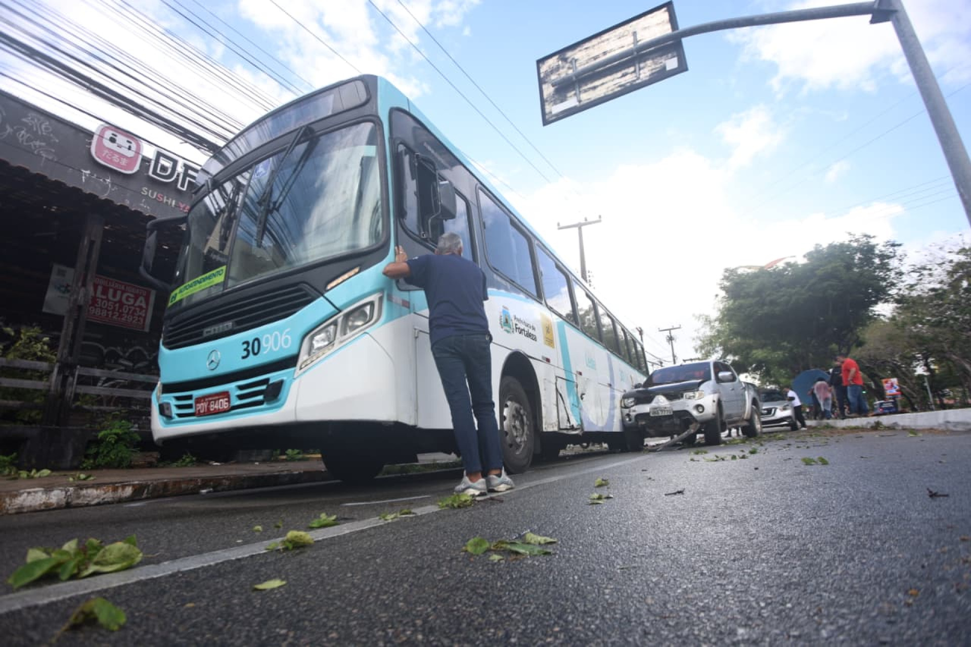 Acidente de trânsito envolvendo dois automóveis, duas motociclistas e um ônibus aconteceu na avenida 13 de Maio na manhã desta quarta-feira, 4    