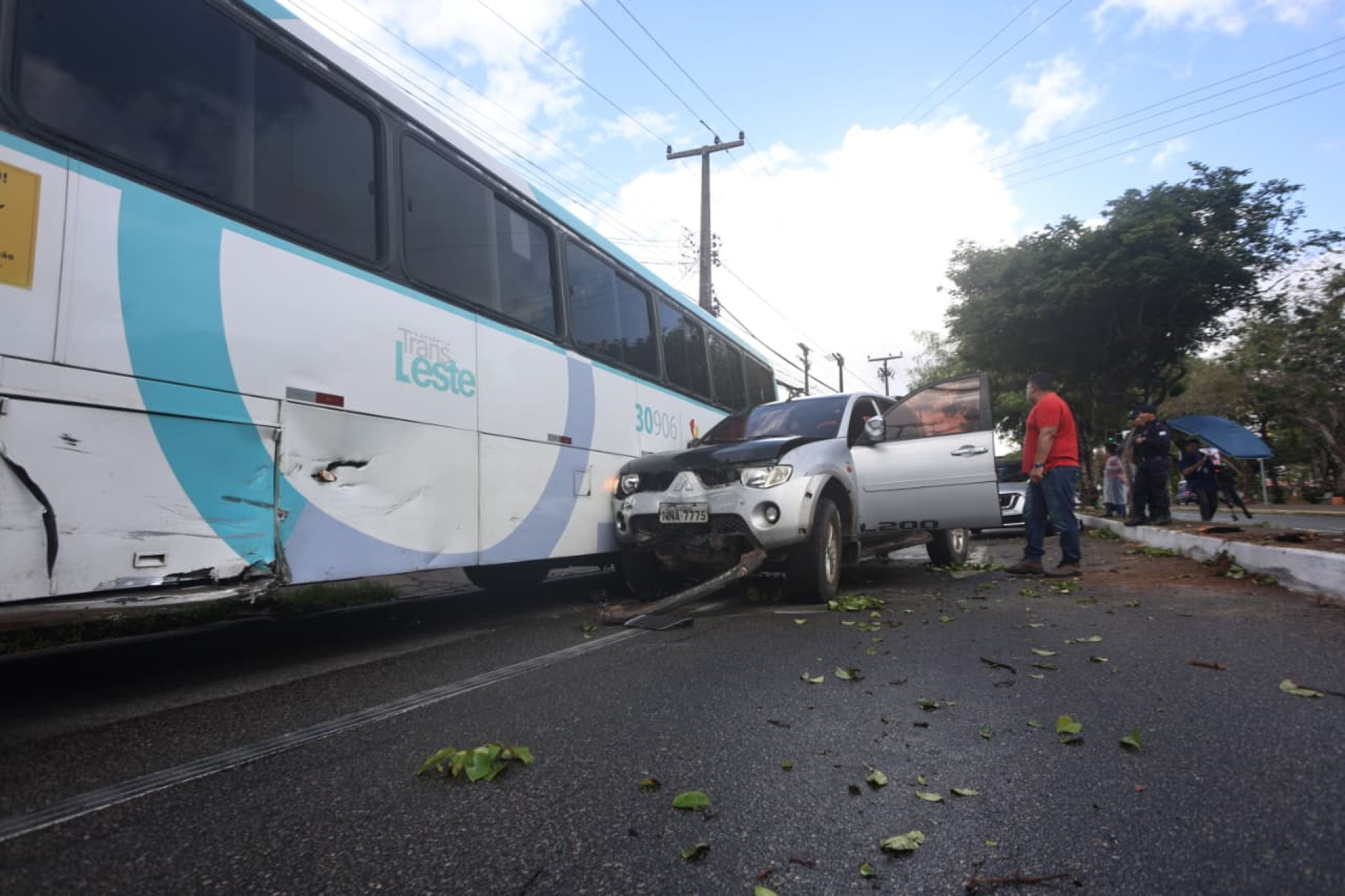Acidente de trânsito envolvendo dois automóveis, duas motociclistas e um ônibus aconteceu na avenida 13 de Maio na manhã desta quarta-feira, 4    