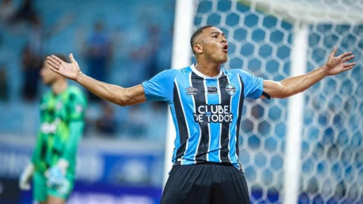 Hat-trick contra o Botafogo põe atacante do Grêmio na elite e supera números de lendas