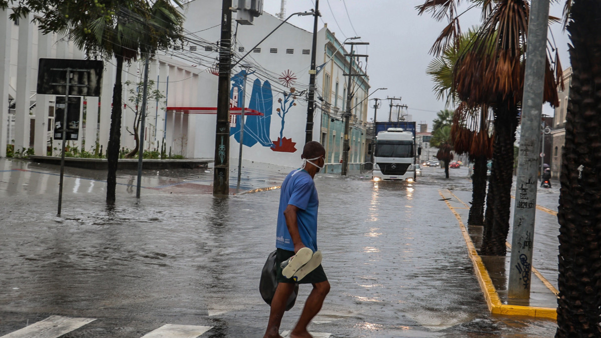 Alagamento na Av. Pessoa Anta, 287 - Praia de Iracema. Chuvas na manh&atilde; desta quinta-feira em Fortaleza. 