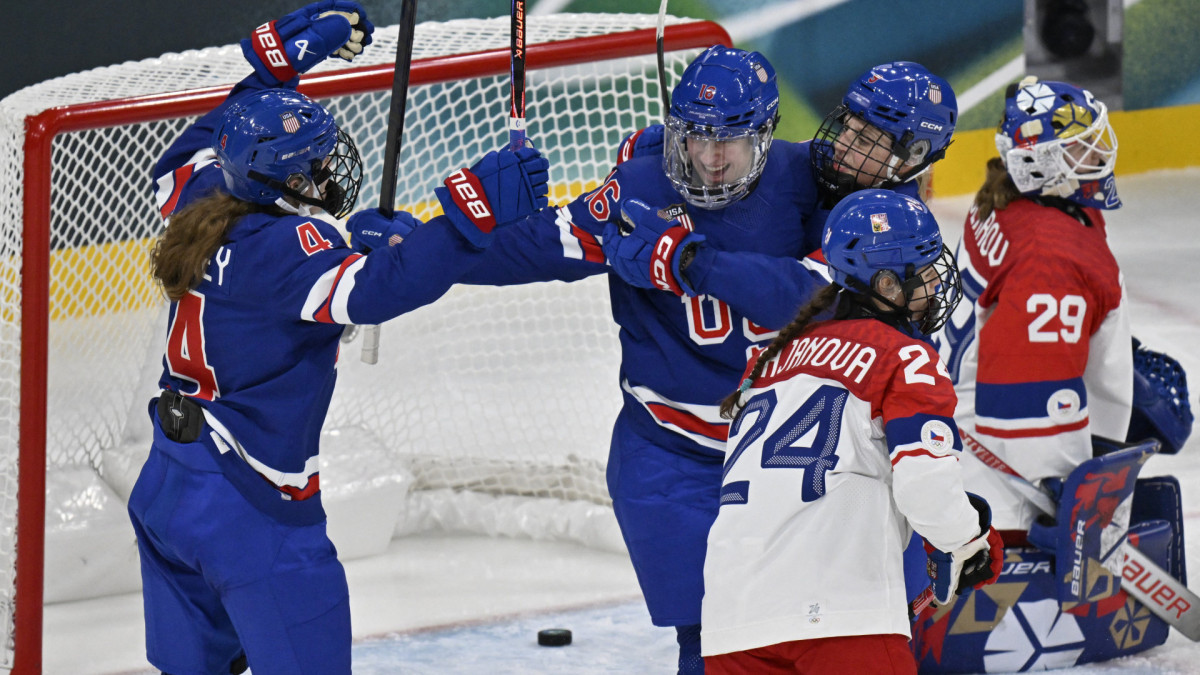 A atacante americana de número 16, Hayley Scamurra, comemora com suas companheiras de equipe após marcar o quinto gol de seu time durante a partida da fase preliminar do Grupo A do hóquei no gelo feminino entre Estados Unidos e República Tcheca, na Arena de Hóquei no Gelo Milano Rho, durante os Jogos Olímpicos de Inverno de Milano-Cortina 2026, em Milão, em 5 de fevereiro de 2026. (Foto de Alexander Nemenov / AFP)