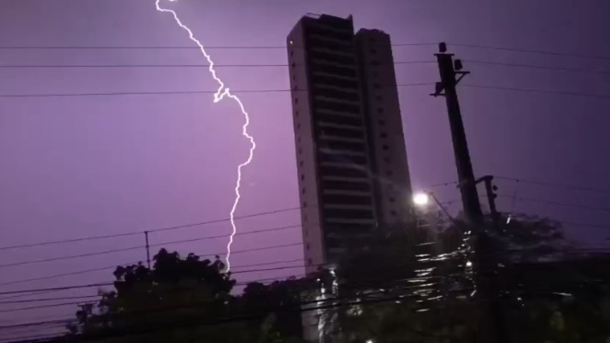 Raios atingiram o bairro Parquelândia, em Fortaleza, na madrugada desta quinta-feira, 5