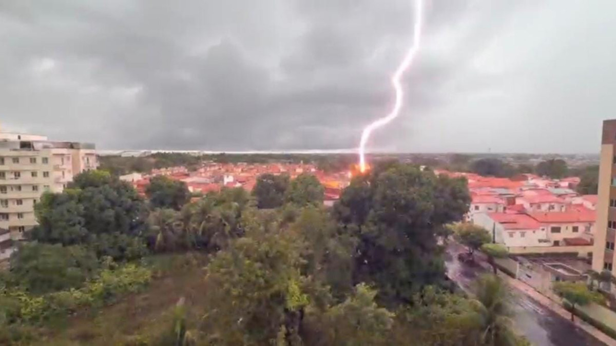 Queda de raio no bairro Passaré é registrada por moradora