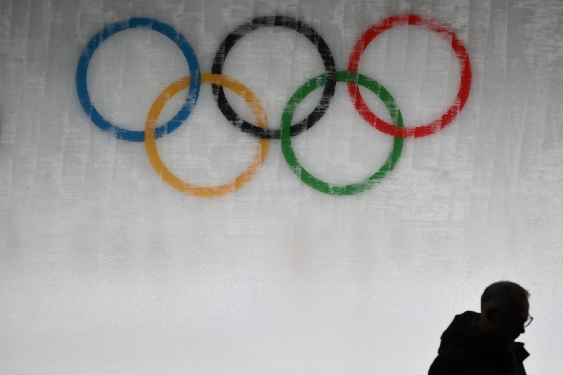 Os anéis olímpicos no gelo de uma prova de luge (Foto: Marco BERTORELLO / AFP)