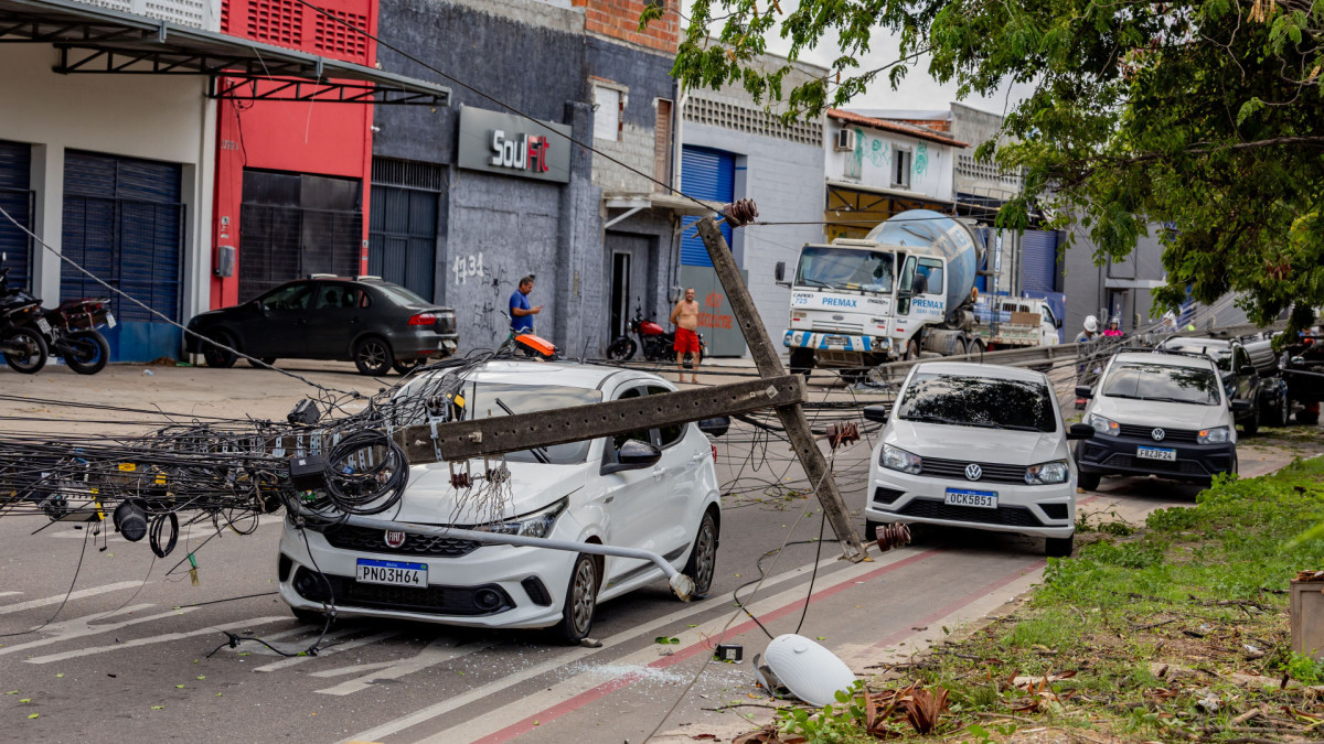 Um caminh&atilde;o colidiu com o poste que caiu sobre outros ve&iacute;culos que trafegavam na Av. Paulino Rocha.