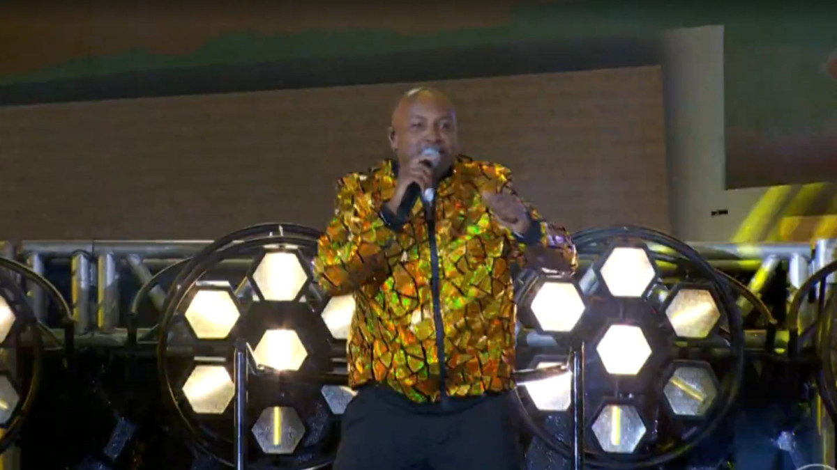 Thiaguinho é a atração desta sexta-feira, 6. Não é a primeira vez que o cantor se apresenta no BBB. Em 2024, o músico foi atração na casa