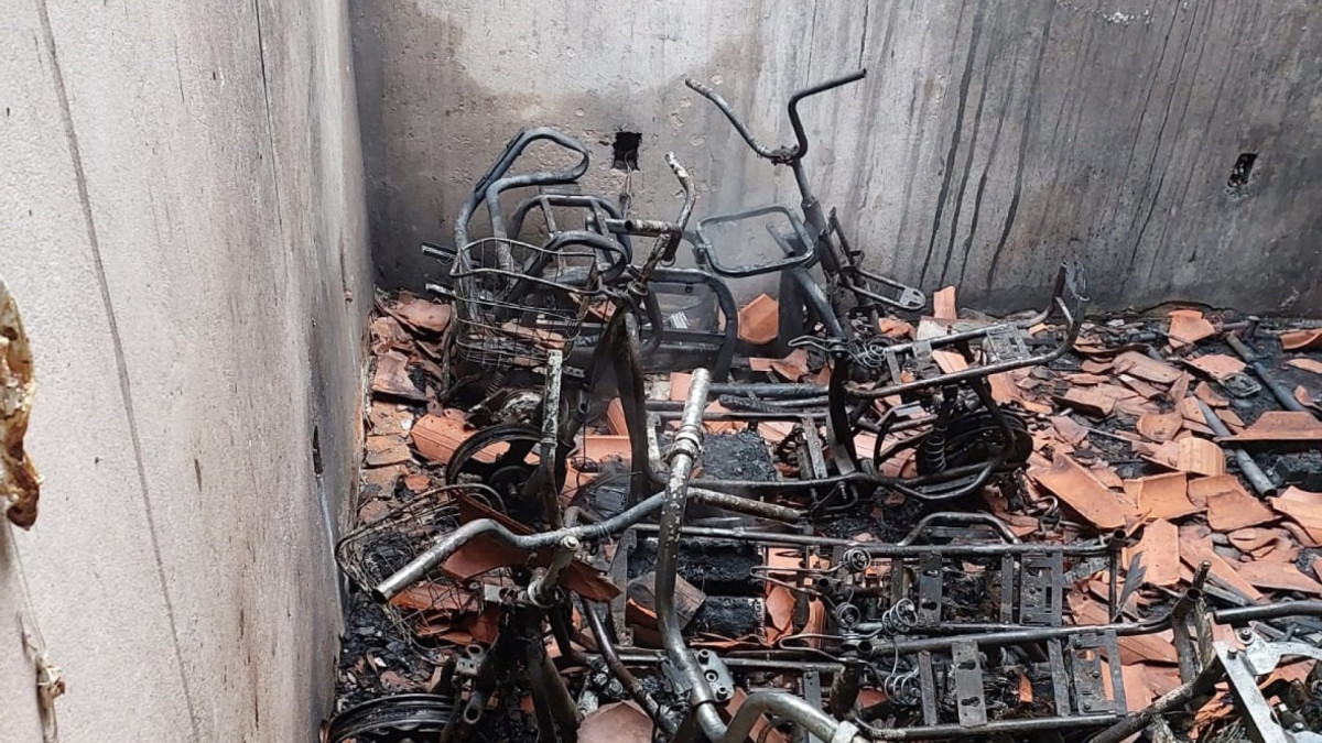 Fogo atingiu um dos cômodos por completo e chegou ao teto