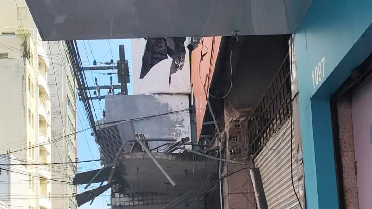 Laje de loja desaba em Fortaleza