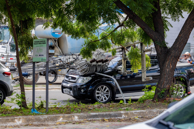 Um caminh&atilde;o colidiu com o poste que caiu sobre outros ve&iacute;culos que trafegavam na Av. Paulino Rocha.