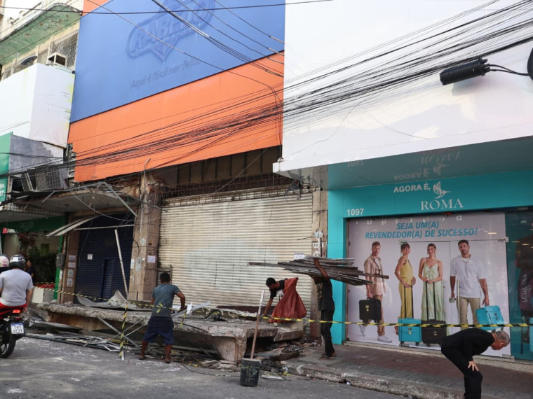 &Aacute;rea isolada do desabamento.