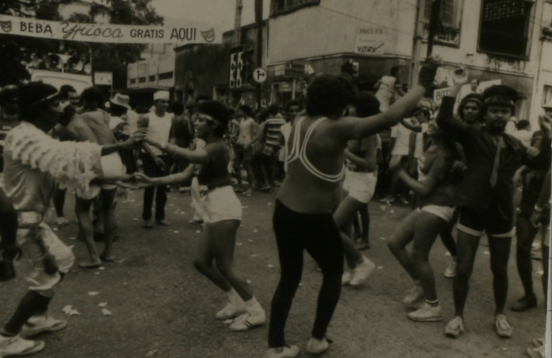 Na foto: Sujos no carnaval de rua
Foto: Mauri Melo, em 16/02/1983 (Foto: O POVO.DOC)
