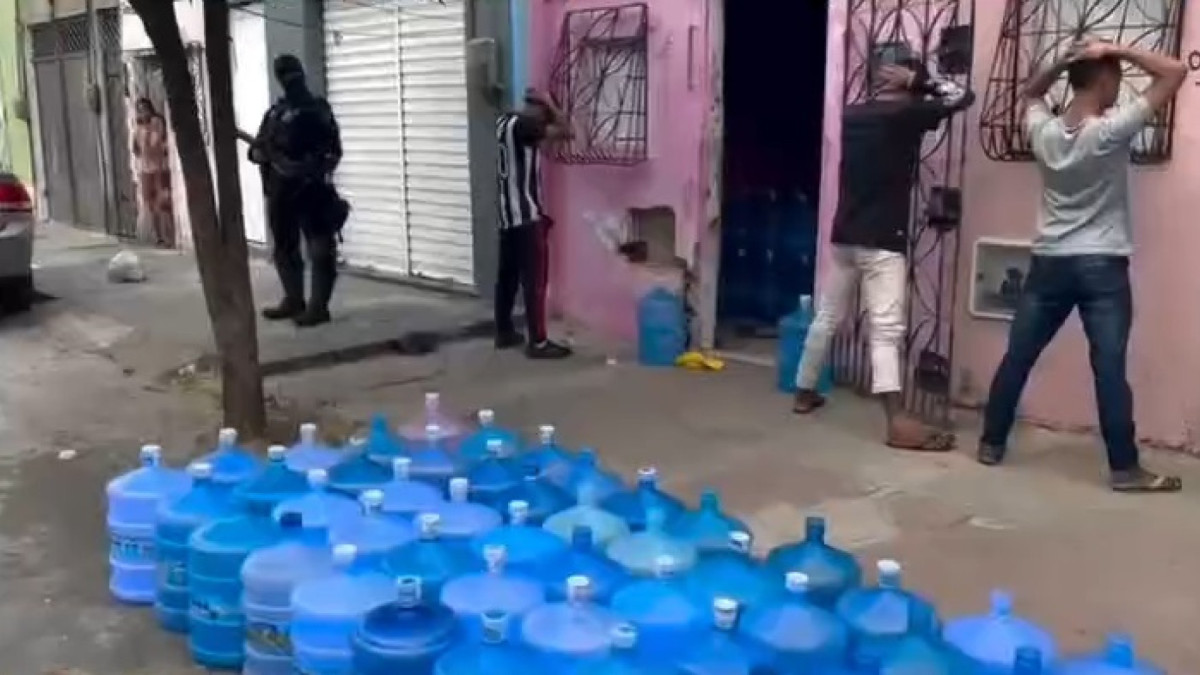 Sete suspeitos de extorquir comerciantes que trabalham na distribuição de garrafões de água mineral foram presos em Sobral