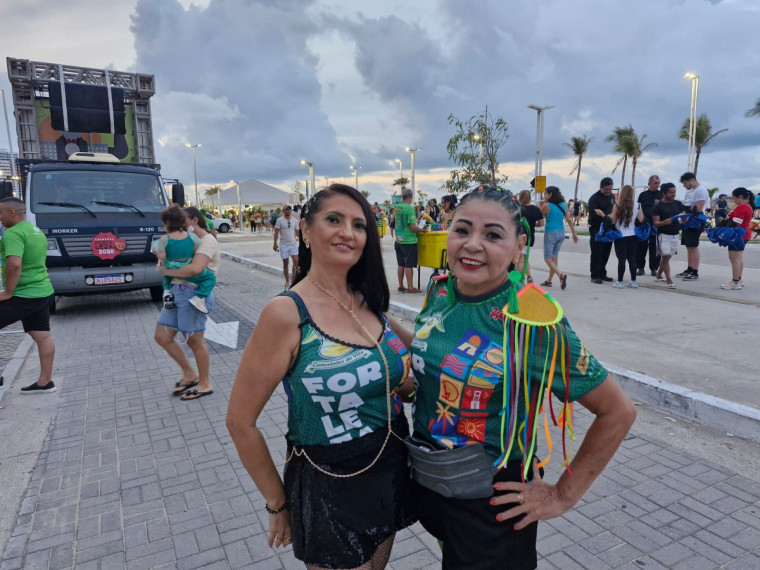 Meury Monteiro, &agrave; esquerda, e Ana Cl&aacute;udia, &agrave; direita. Brincantes curtem festa na Praia de Iracema