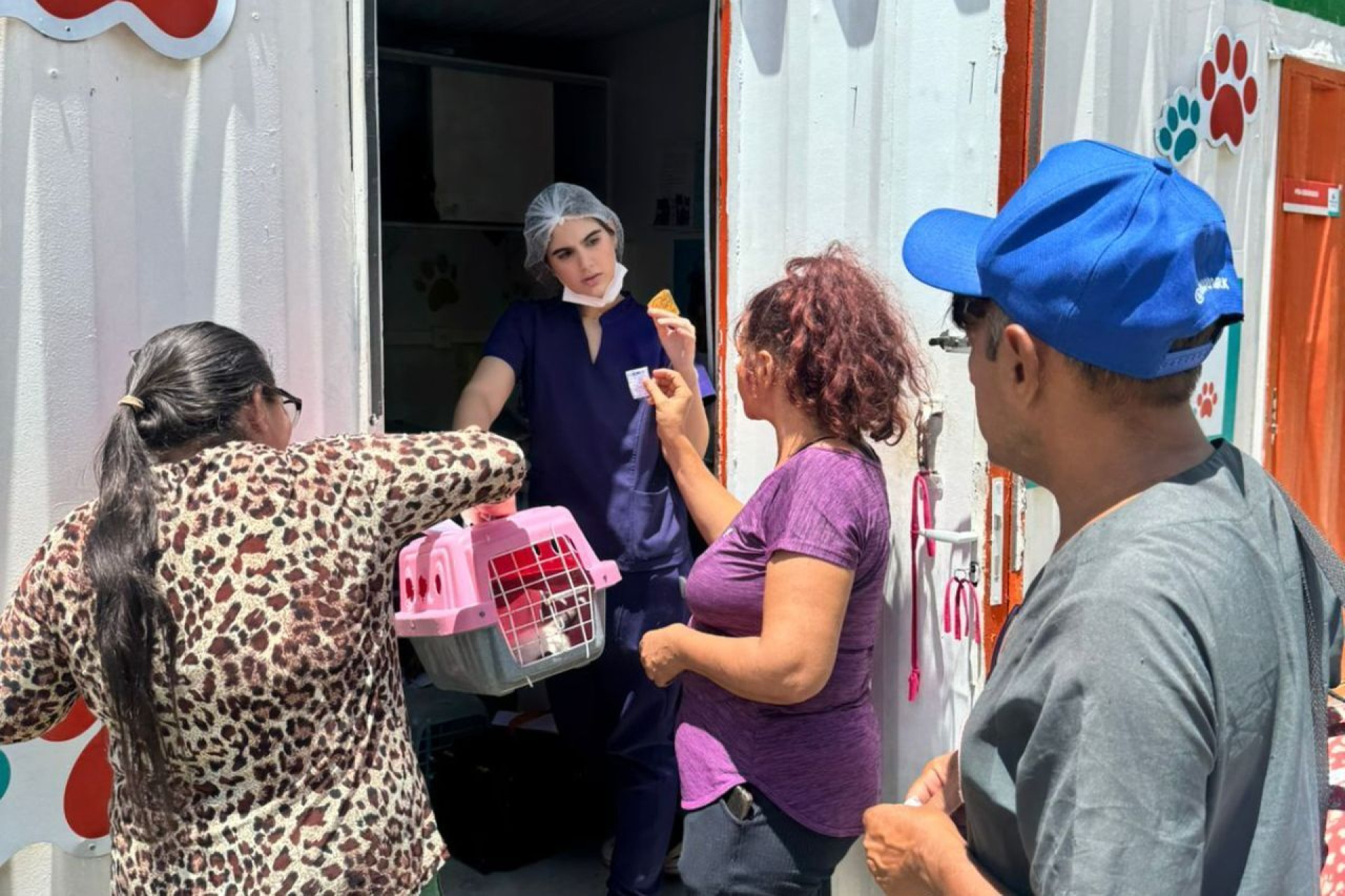 ￼TUTORES e protetores levaramos pets para o mutirão de castração (Foto: Carine Rocha/FE Módulos)