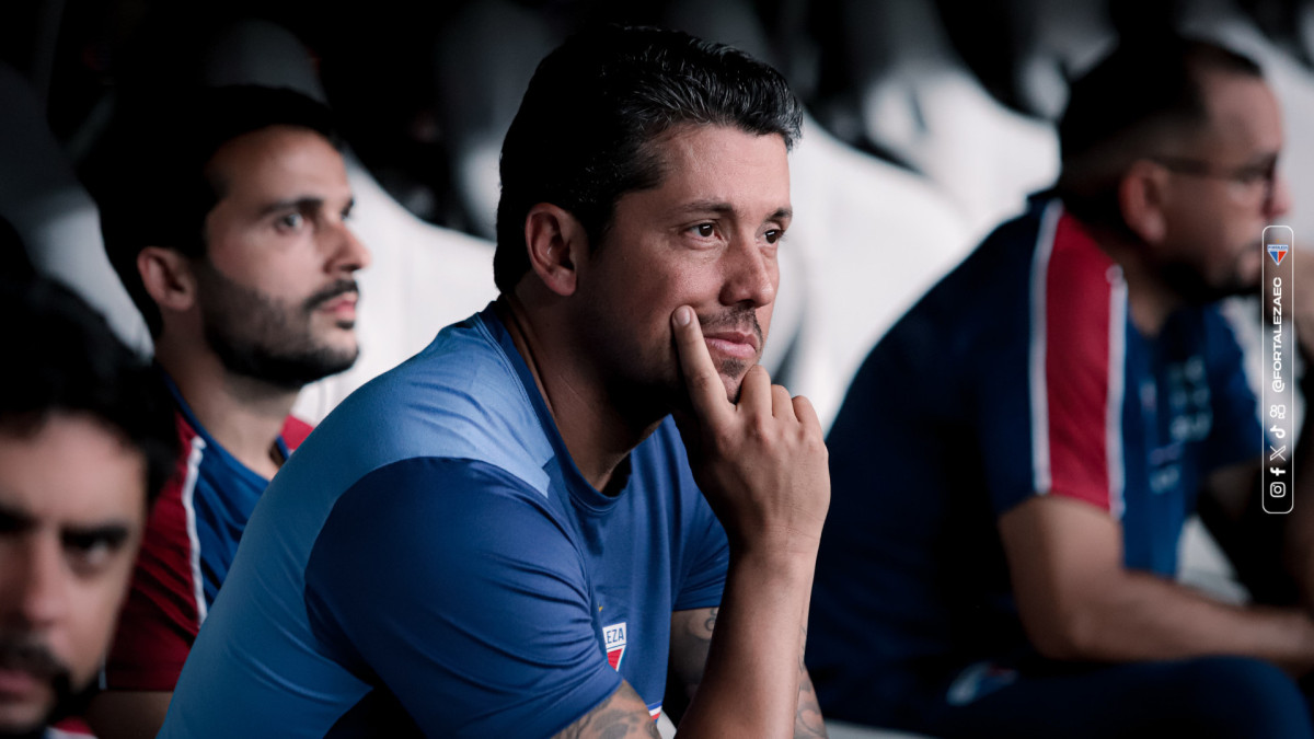 Thiago Carpini observando o Fortaleza