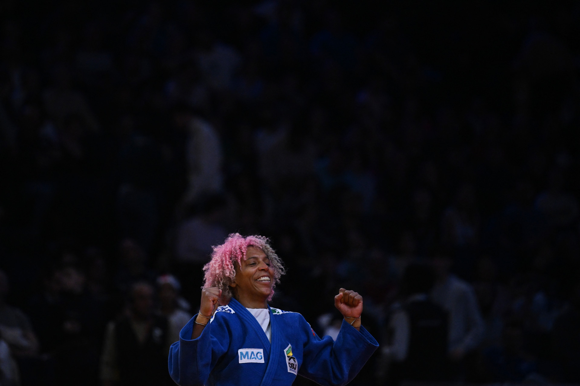 A brasileira Rafaela Silva comemora após vencer a mongol Enkhriilen Lkhagvatogoo na final feminina da categoria -63kg do torneio de judô do Grand Slam de Paris, em Paris, em 7 de fevereiro de 2026. (Foto: JULIE SEBADELHA / AFP)