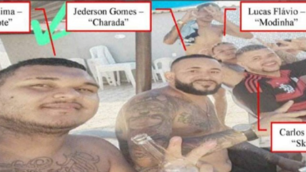 Coiote aparece com Carlos Mateus da Silva Alencar, Skidum", um dos criminosos mais procurados do Estado, l&iacute;der do CV na regi&atilde;o do Grande Pirambu; Jederson Gomes de Oliveira, "Charada", l&iacute;der foragido no Rio de Janeiro; e Lucas Fl&aacute;vio de Sousa Ferreira, "Modinha", atualmente recolhido na Seguran&ccedil;a M&aacute;xima