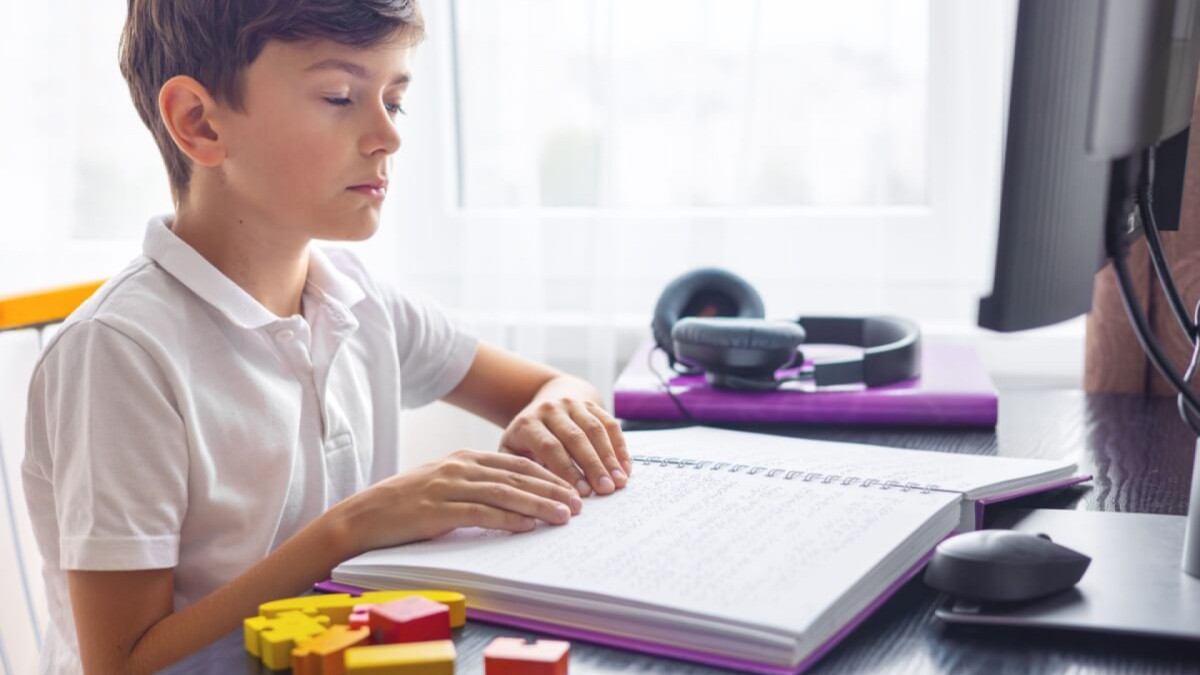 Volta às aulas: veja a importância da inclusão de crianças com deficiência visual nas escolas