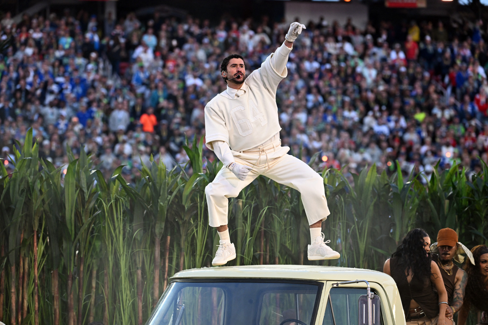 O cantor porto riquenho Bad Bunny se apresentou durante o intervalo do Super Bowl LX no Levi's Stadium em Santa Clara, California (Foto: JOSH EDELSON / AFP)