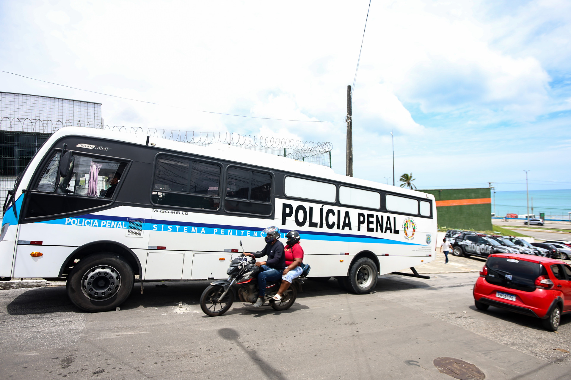 ￼ONTEM, 9, os envolvidos nas brigas realizaram exames de corpo de delito na sede da Pefoce, em Fortaleza (Foto: DANIEL GALBER/ESPECIAL PARA O POVO)