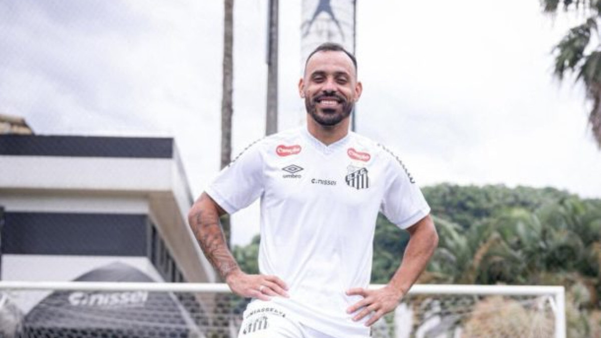 Jogador assinou contrato de tr&ecirc;s temporadas com o Peixe