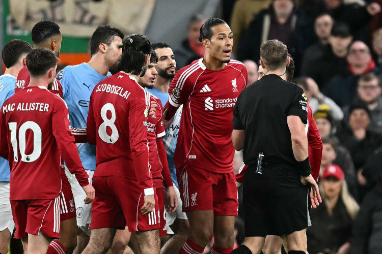 Zagueiro van Dijk no jogo Liverpool x Manchester, em Anfield, pela Premier League