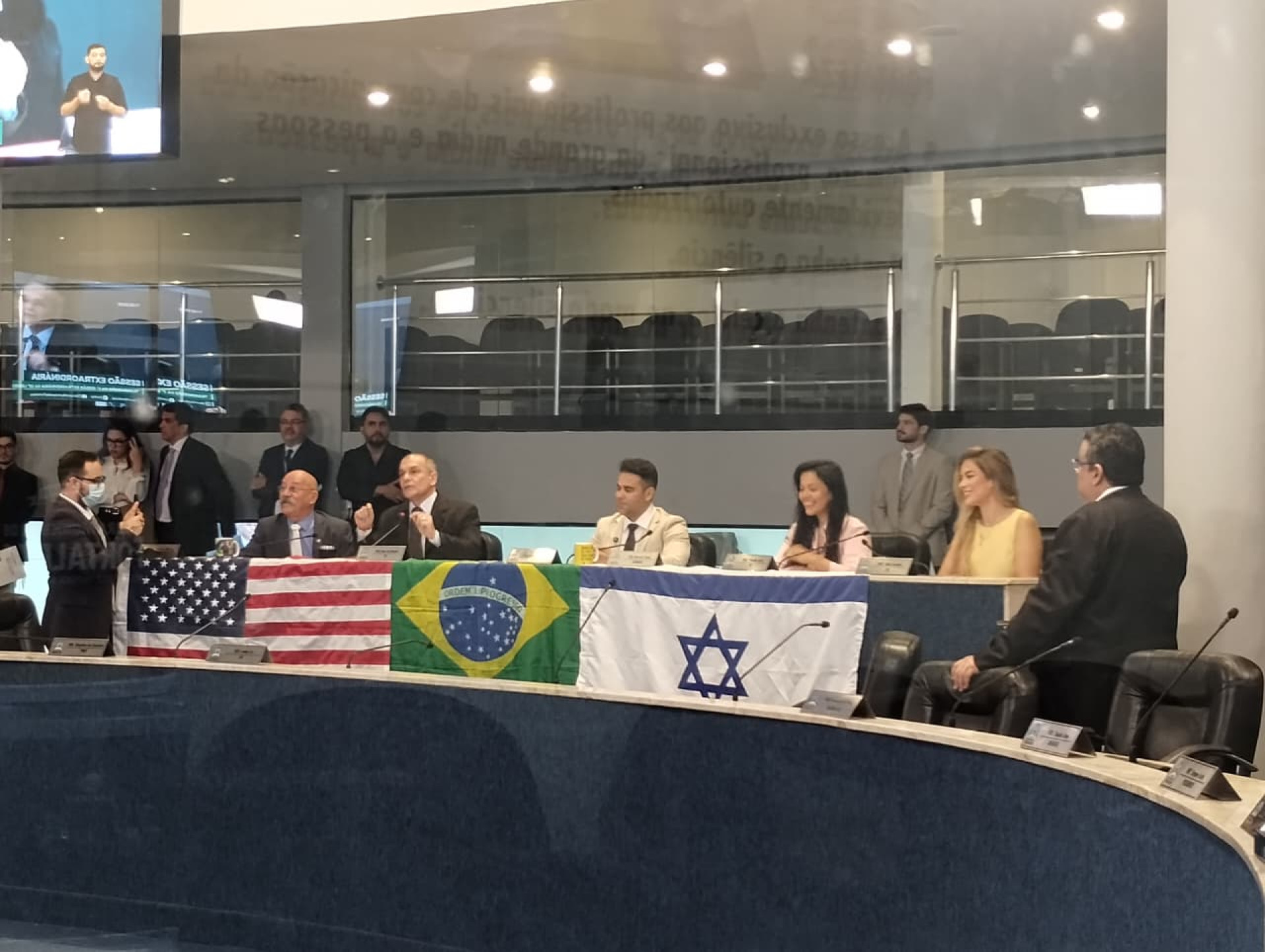Bancada do PL expõe bandeiras de Estados Unidos, Brasil e Israel (Foto: Guilherme Gonsalves)
